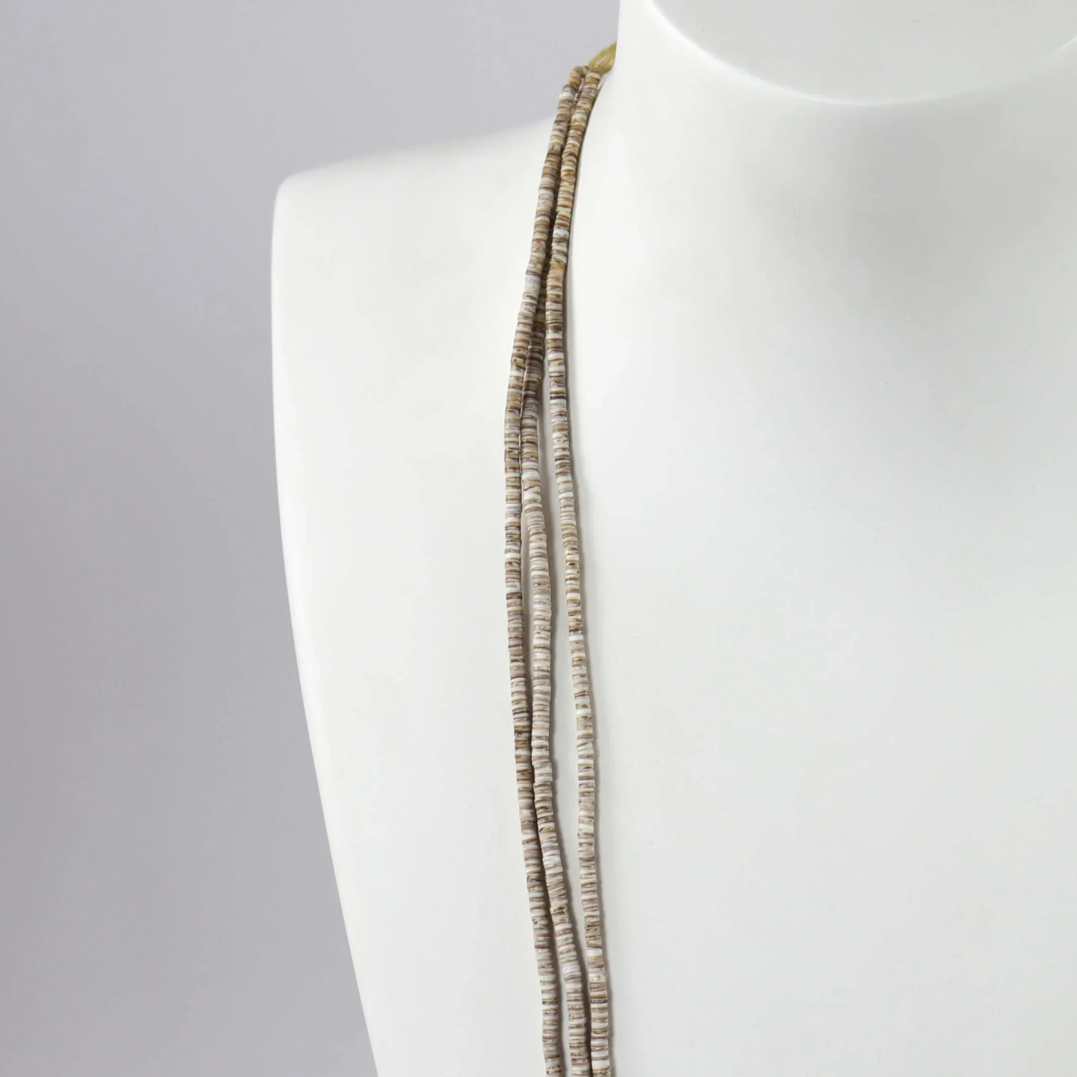 1960s Olive Shell Necklace - Image 3