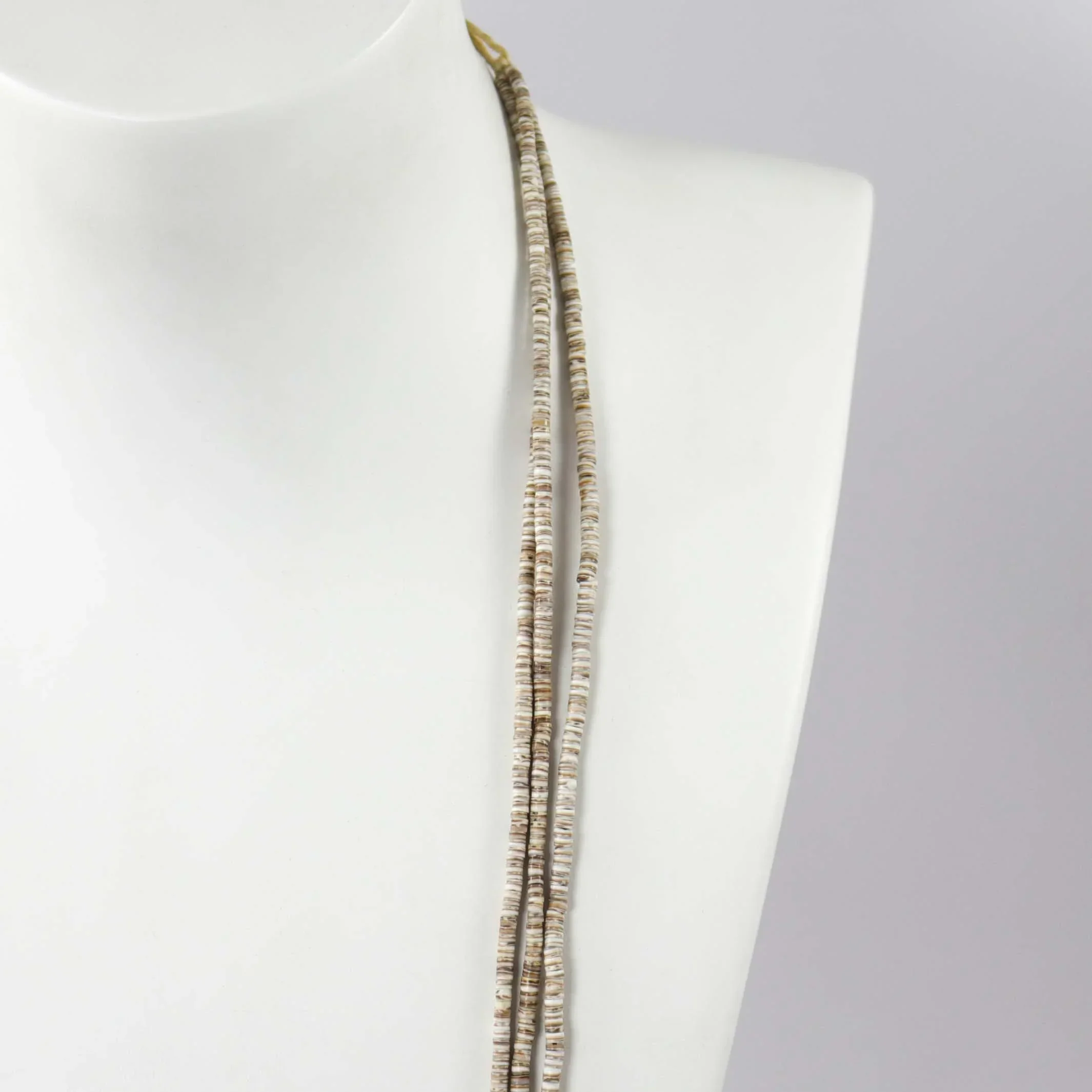 1960s Olive Shell Necklace - Image 4
