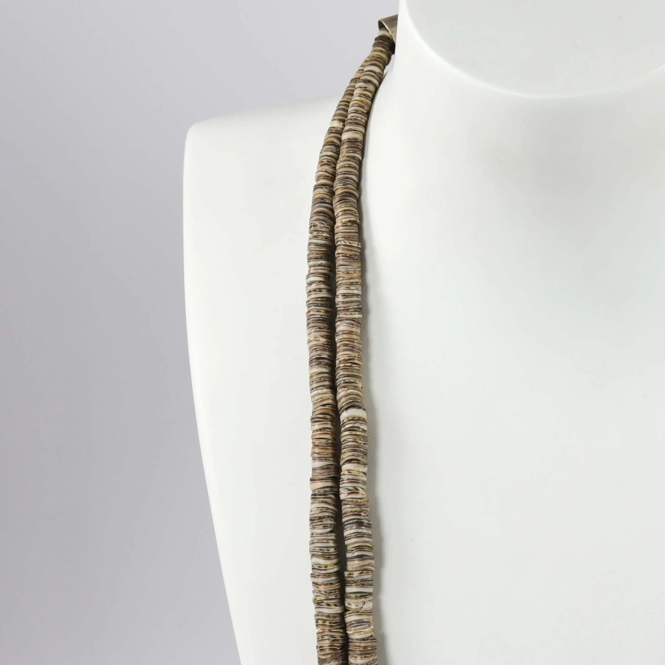 1970s Olive Shell Necklace - Image 3