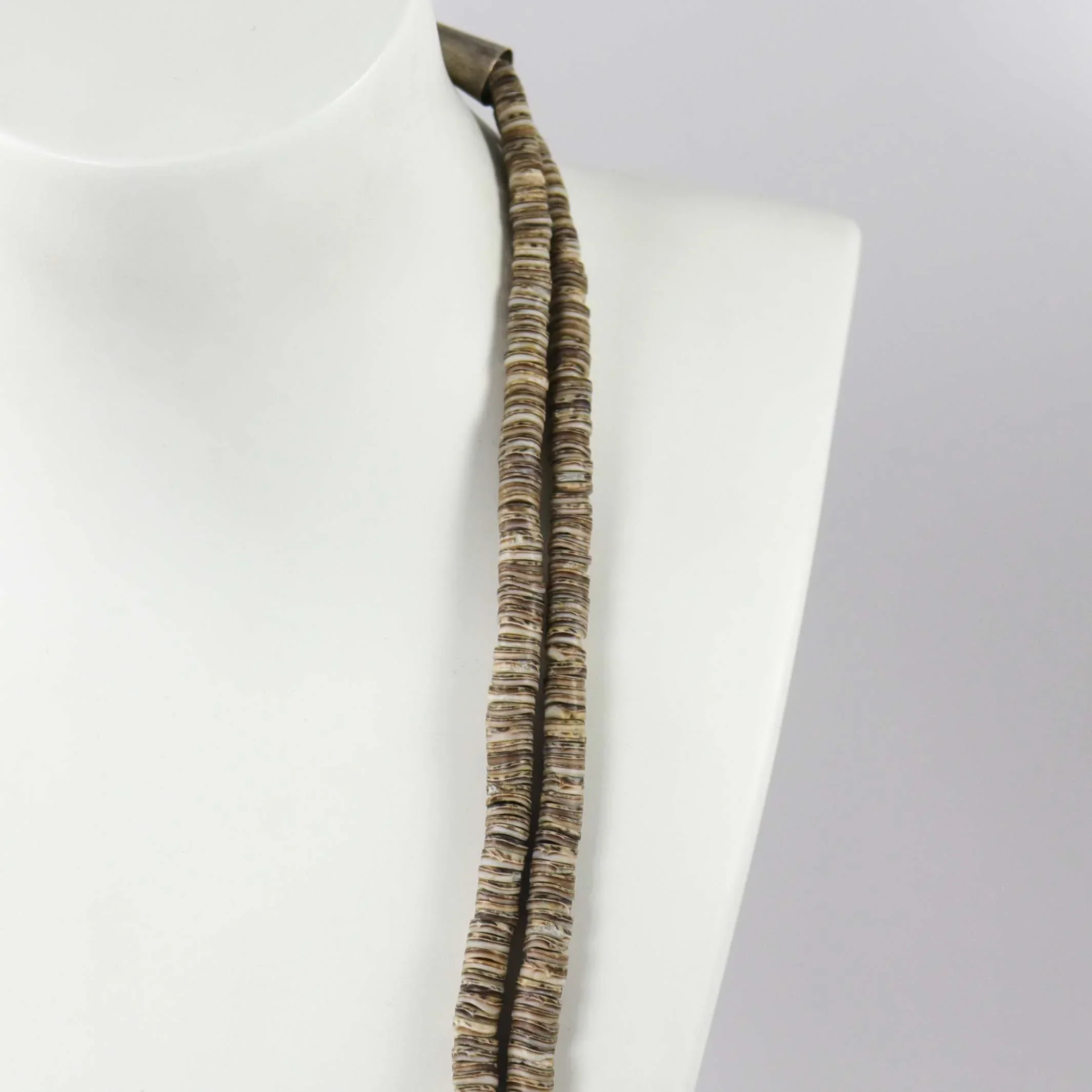 1970s Olive Shell Necklace - Image 4